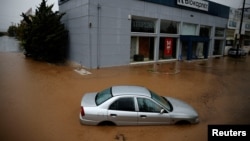 O mașină prinsă de inundații. Apele râului cresc din cauza furtunii Daniel, în orașul Volos, Grecia, 5 septembrie 2023