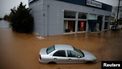 Затоплений автомобіль у місті Волос, Греція, 5 вересня 2023 року