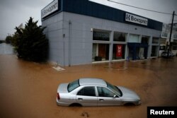 Maşină inundată în oraşul Volos, din Grecia. Regiunea, apropiată de Pilion şi Skiathos, a fost cea mai afectată din ţară, de furtună şi inundaţii.