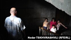 Работой Бесо доволен – уже пять лет работает металлургом на Руставском металлургическом заводе. Он до войны жил в Гали. Говорит, что мог вернуться обратно, но не захотел. Признается, что со временем охладел к Абхазии