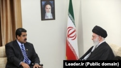 Eýranyň Ýokary Lideri Aýatolla Ali Hameneýi (sagda) 2015-nji ýylyň noýabr aýynda Tähranda Wenesuelanyň prezidenti Nikolas Maduro bilen duşuşýar.