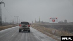 Ուկրաինա - Ականներից զգուշացնող նշան Դոնեցկի ճանապարհին, արխիվ