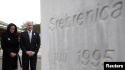 Tadašnji britanski ministar vanjskih poslova William Hague i američka glumica Angelina Jolie stoje ispred Memorijala genocidu u Srebrenici u Potočarima nakon polaganja vijenca 28. marta 2014.
