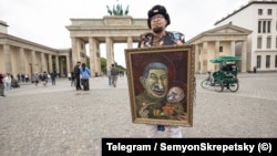 Artistul rus Semion Skrepețki la Berlin, pe 12 iunie 2026.
