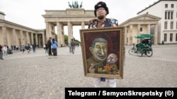 Семен Скрепецкий на Парижской площади в Берлине во время акции, приуроченной ко Дню России 12 июня