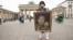 Семен Скрепецкий на Парижской площади в Берлине во время акции, приуроченной ко Дню России 12 июня