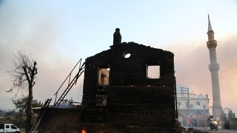 Fryma përhap zjarr shkatërrues në Turqi