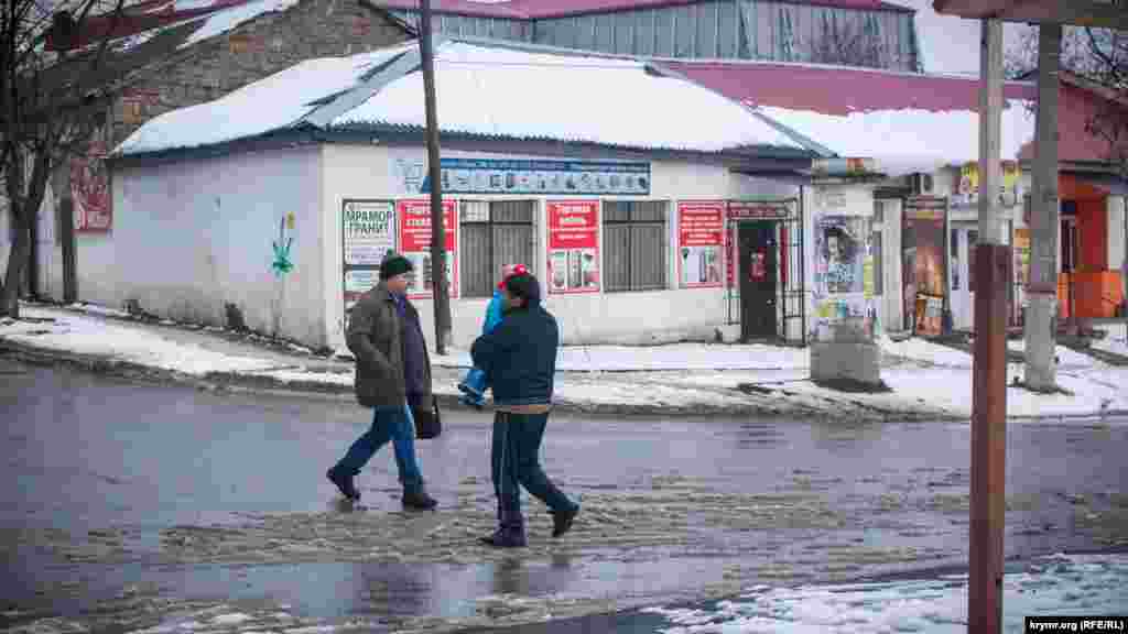 У старих будинках старої частини міста відкриваються нові магазини, а люди як і раніше поспішають у справах