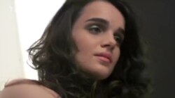 Фотамадэль у вазку ня верыць у бар’еры і дапамагае ўкраінскім салдатам