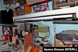 Рабочее место Гришаева: много старой техники и новый телевизор