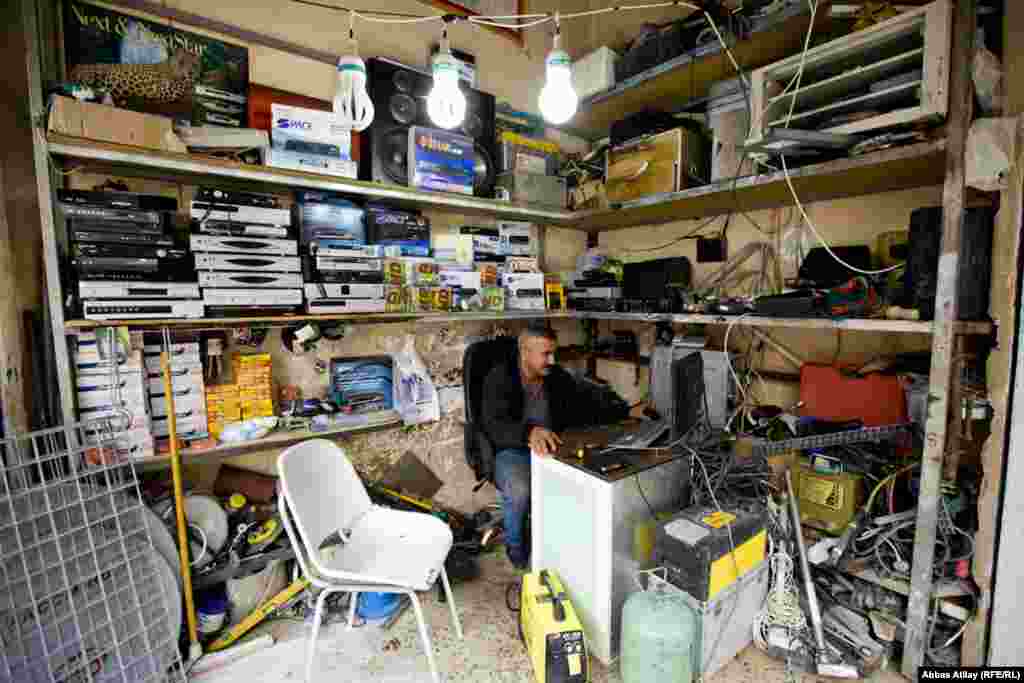 Ərbil bazarında kiçik elektro-texnika təmiri dükanı.