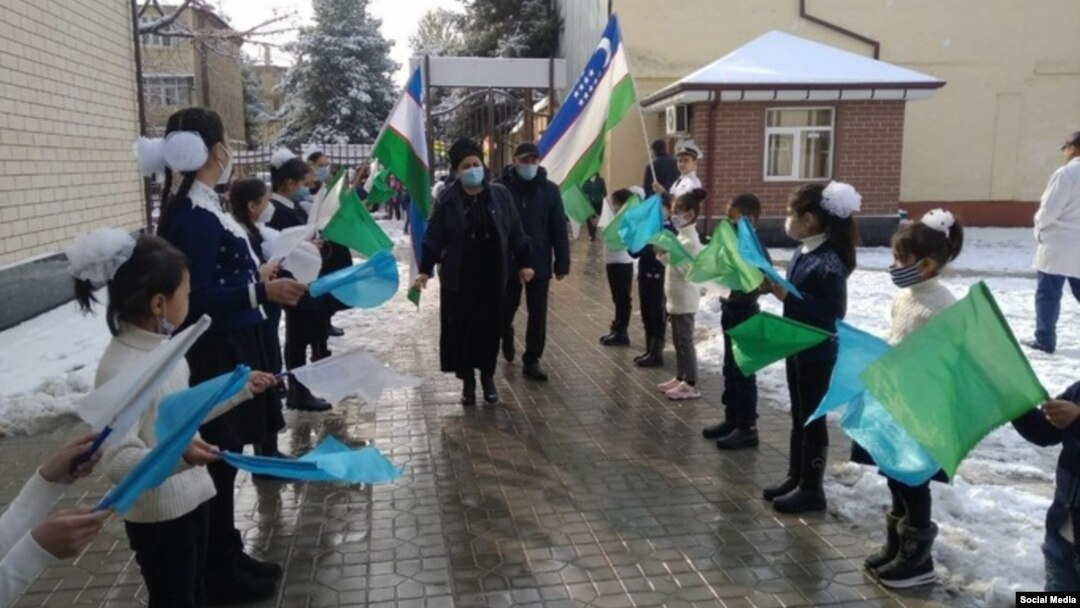 Бу воқеа Андижондаги 43-мактабда юз бергани билдирилмоқда. Блогер Нозим Сафарининг телеграм каналидан олинган сурат.
