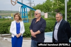 Vladislav Boghii (dreapta), alături de Valentin Bodișteanu, fost director al grupului Valiexchimp, cercetat într-un dosar privind fraudele de la BEM, la o întâlnire în mai 2015 cu fosta bașcană a Găgăuziei, Irina Vlah, la uzina de rafinare de la Comrat.