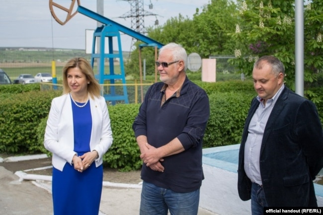 Vladislav Boghii (dreapta), alături de Valentin Bodișteanu, fost director al grupului Valiexchimp, cercetat într-un dosar privind fraudele de la BEM, la o întâlnire în mai 2015 cu fosta bașcană a Găgăuziei, Irina Vlah, la uzina de rafinare de la Comrat.