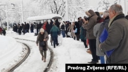 Putnici hodaju po šinama i čekaju tramvaj na stanici u Nedžarićima, Sarajevo, BiH, 5. 1. 2026.