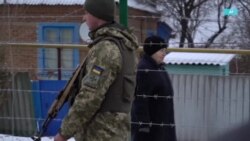 Российско-украинский забор посереди сельской улицы