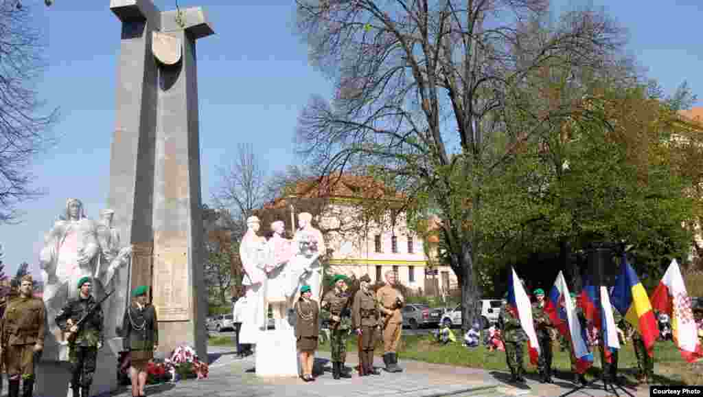 Monumentul și festivitățile de la Uhersky Brod.