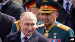 Владимир Путин жана Сергей Шойгу аскердик парадда. 9-май, 2024-жыл