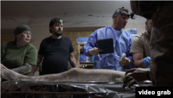 Медики стабілізують пораненого