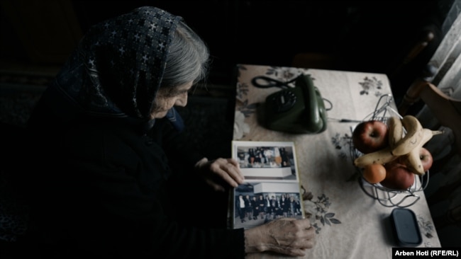 Sllobodanka Lazoviq shihet duke kaluar kohën duke shikuar fotografi në shtëpinë e saj.