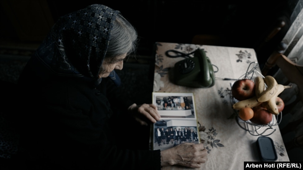 Sllobodanka Lazoviq shihet duke kaluar kohën duke shikuar fotografi në shtëpinë e saj.