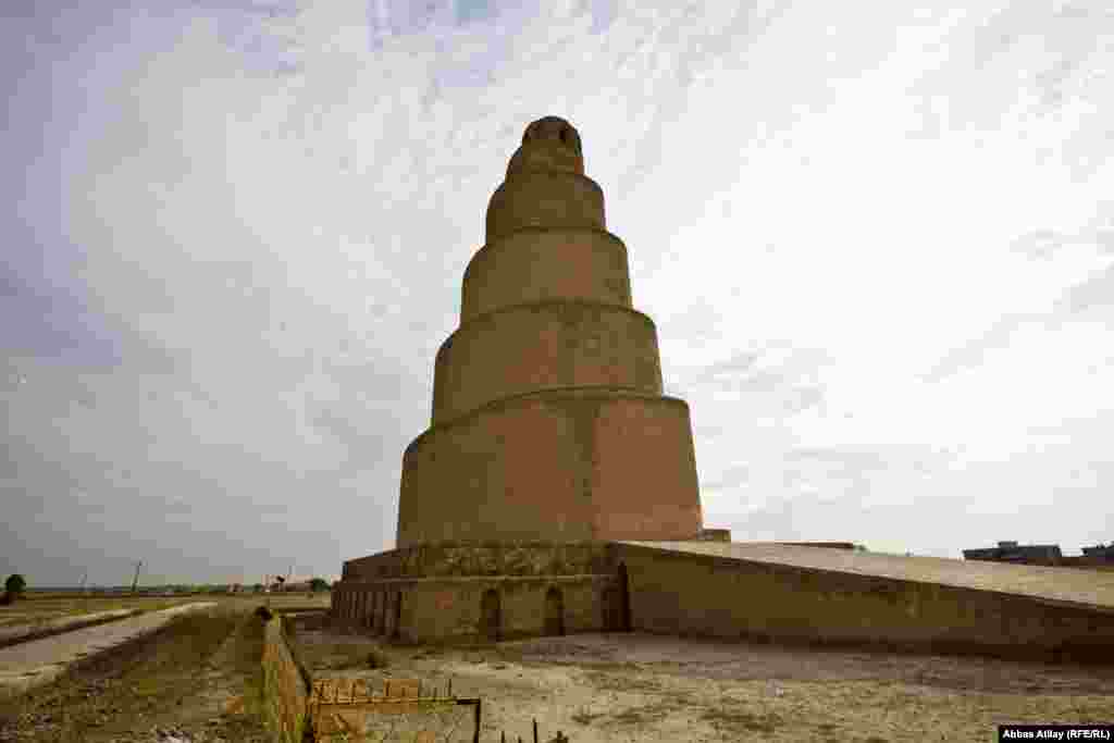 52 metr hündürlüyü və 33 metr eni ilə spiralvari minarə dünya incilərindən hesab olunur. Hənçinin bu məsçid dünyanın ən böyük məsçidlərindən biridir.