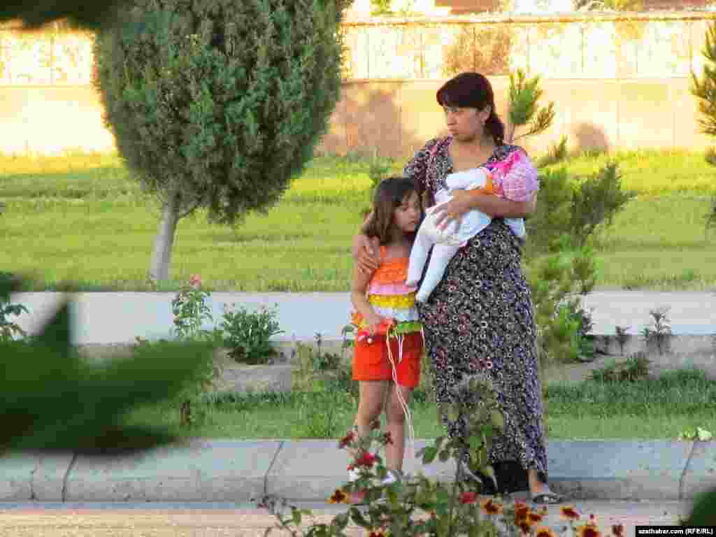 Enäniň gujagyndaky çagalar