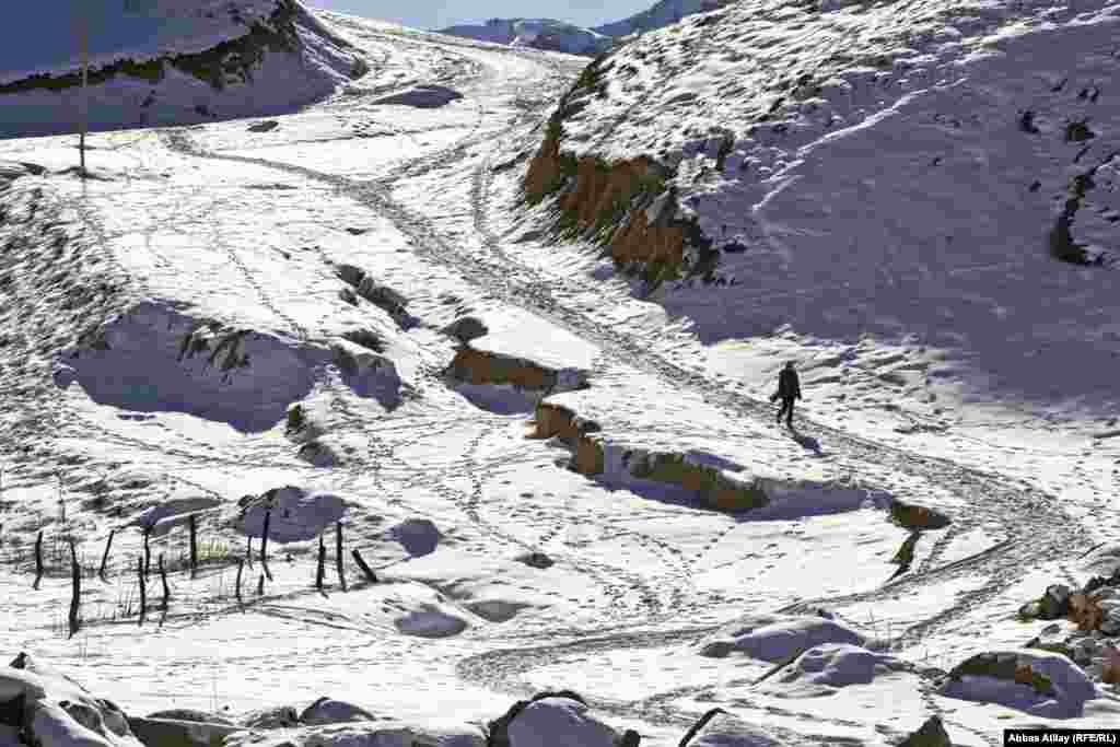 Kəndin qarlı yolları.