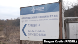 Znak sa obeležjima kineske firme u Prilipcu, koji pokazuje put ka izlazu iz tunela "Munjino Brdo", 11. februar 2026.
