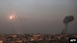 Палестинските милитанти истрелуваат ракети кон Израел од јужниот дел на Појасот Газа, на 1 декември 2023 година, додека борбите продолжија кратко по истекот на седумдневното примирје меѓу Израел и милитантите на Хамас.