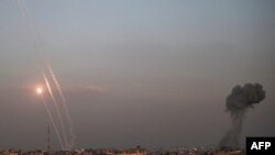 Палестинските милитанти истрелуваат ракети кон Израел, издигнувајќи чад од јужниот дел на Појасот Газа, откако по истекот на примирјето продолжија борбите меѓу Израел и Хамас, 1 декември 2023 година. 