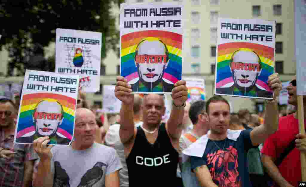 Proteste la Londra, pe Downing Street, împotriva politicii lui Vladimir Putin.