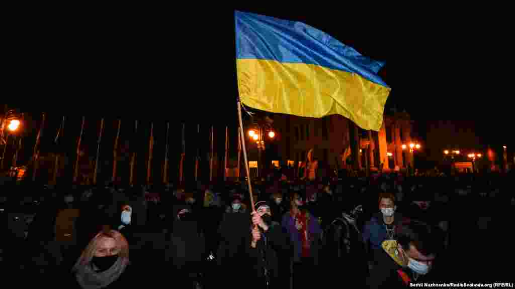 Цей хлопчина прийшов на акцію протесту з прапором України