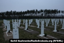 У Мінветеранів заявили, що міністерство забезпечує охорону і догляд за могилами 214 похованих на Національному військово-меморіальному кладовищі захисників і захисниць