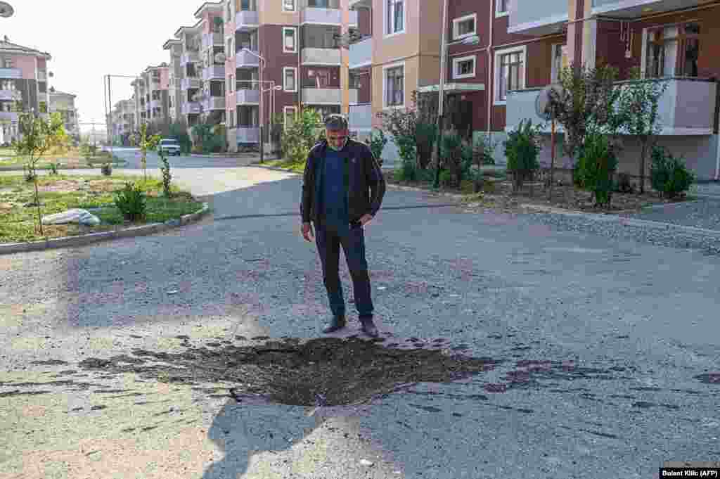 Er adamı cebege yaqın Terter şeerinde (Azerbaycan) yol teşigine baqa, oktâbrniñ 18-i