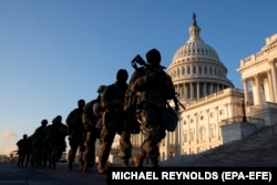 A Nemzeti Gárda éles lőszerrel felszerelt tagjai védik az amerikai Capitolium keleti oldalát 2021. január 13-án.