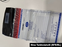 პოლიეთილენის პაკეტი, სადაც გვამიდან აღებული ნიმუშები ინახება