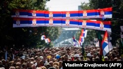 Flamuj të Serbisë në Mitrovicën e Veriut, që ishin vendosur gjatë një tubimi të presidentit serb Aleksandar Vuçiq në këtë qytet.