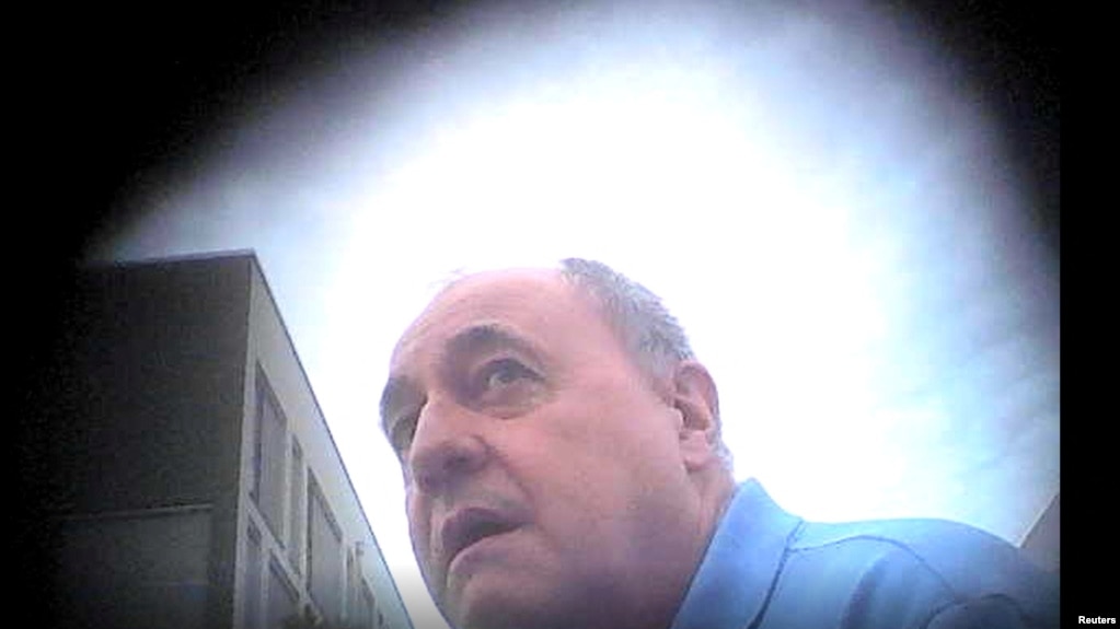 Дэвид Баллантайн Смит встречается с «Ириной», офицером МИ5, изображающим из себя сотрудника российской военной разведки, 9 августа 2021 года на этом неподвижном изображении, снятом со скрытой камеры, показанной в суде в Лондоне 13 февраля.