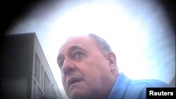 David Ballantyne Smith se sastaje s "Irinom", oficirkom MI5 koja se predstavlja kao pripadnica ruske vojne obavještajne službe, 9. avgusta 2021. Fotografija sa snimka tajne kamere prikazanog na sudu u Old Baileyju, u Londonu 13. februar 2023.