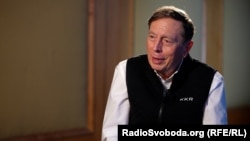 Generalul american în retragere, David Petraeus, vorbind pentru Europa Liberă, în timpul unei vizite la Kiev, pe 6 februarie 
