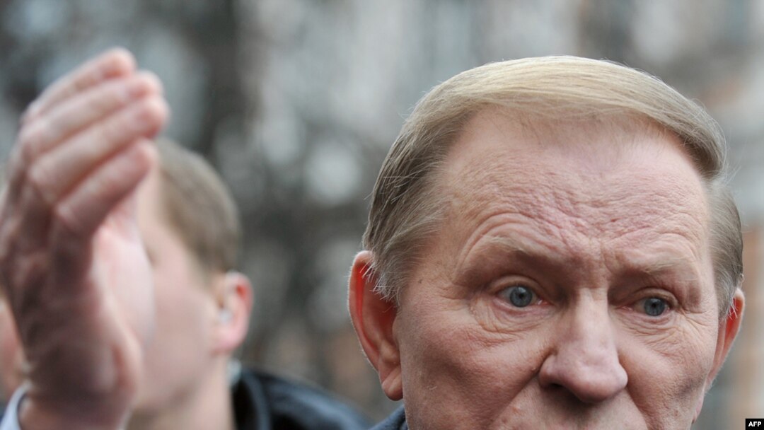 Leonid Kuchma speaks to journalists in Kyiv on March 28.