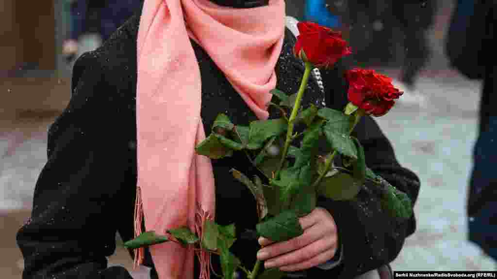 Червоні троянди люблять жінки в хіджабі і без