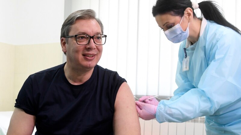 Српскиот претседател Вучиќ се вакцинираше против ковид-19