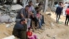 Газа секторының солтүстігіндегі қираған үйіне келіп отырған палестиналықтар. 21 мамыр, 2021 жыл. 