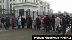 Жители Астаны участвуют в акции протеста против сноса их домов. Астана, 11 апреля 2014 года.