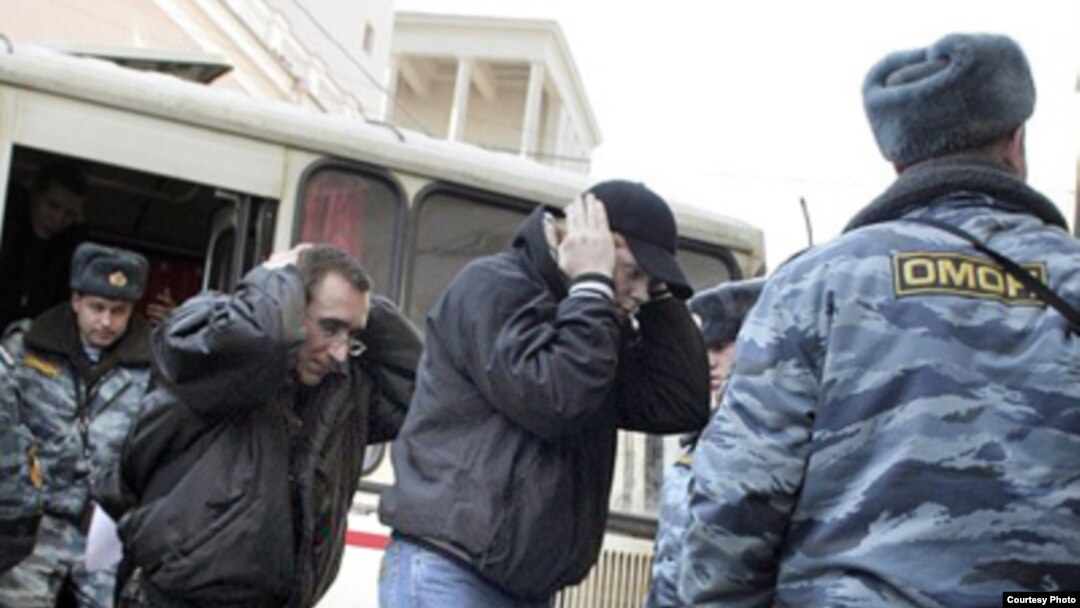 Незадолго до происшествия Юрий Червочкин позвонил товарищам и сказал, что за ним следуют четверо сотрудников УБОП, которых он знает, потому что до этого они неоднократно его задерживали и угрожали