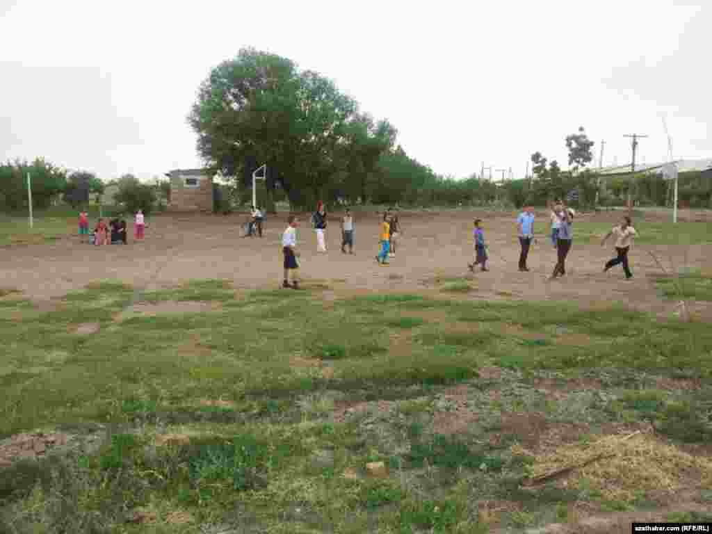 Serdarabatda &ccedil;agalar gandbol o&yacute;na&yacute;arlar