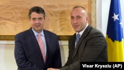 Германскиот министер за надворешни работи Зигмар Габриел и косовскиот премиер Рамуш Харадинај во Приштина, 14 февруари, 2018. 