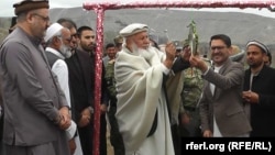 د ننګرهار د پوهنې رئیس حسیب الله شینواری او د هسکې مېنې ولسوالۍ مخور په دغه ولسوالۍ کې د تعلیمي کال د پرانیستې مراسم پرځای کوي